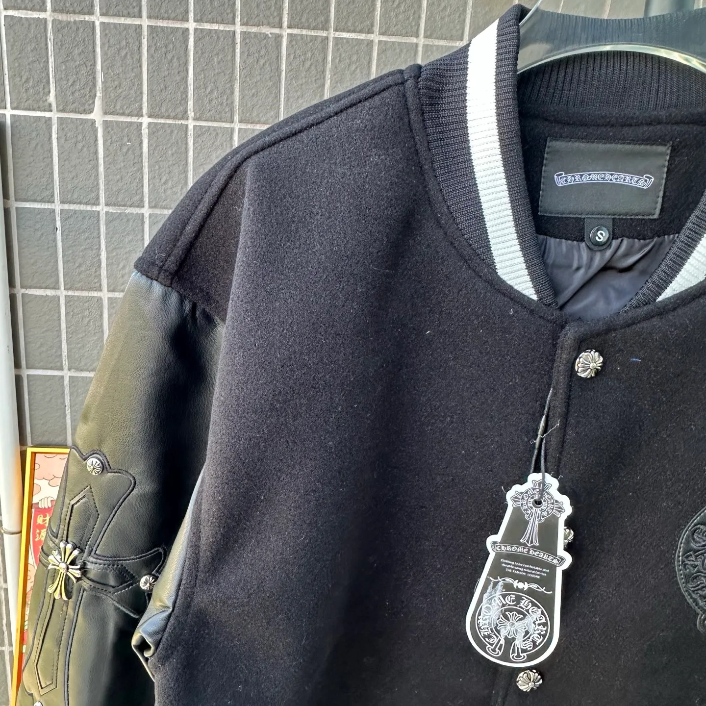 P370 Model No.: TT110 Chromehearts/Cro Heart Cross Embroidered Letters Leather Sleeves Spliced ​​Baseball Jacket Channel Boutique The most popular baseball jacket among fashionable men and fashionable women. There are versions at all levels in the market (you must compare the details). The most powerful quality control has been producing and researching baseball uniforms for 7 years. The details are exquisite. With it, you are the most beautiful boy in the world. The paint-coated full-face four-button buckle (button with LOGO), the average weight of the fabric is nearly 900 grams, and it is made of wool + eyeliner blended, custom-woven and dyed wool with high color fastness. The lining is made of silky and delicate cupro fiber! The texture is thick, the color is more uniform and beautiful, and the sharp edges and corners are full of three-dimensionality, showing laziness, casualness, and youthful vitality! Color: Black Navy Size: S-XL